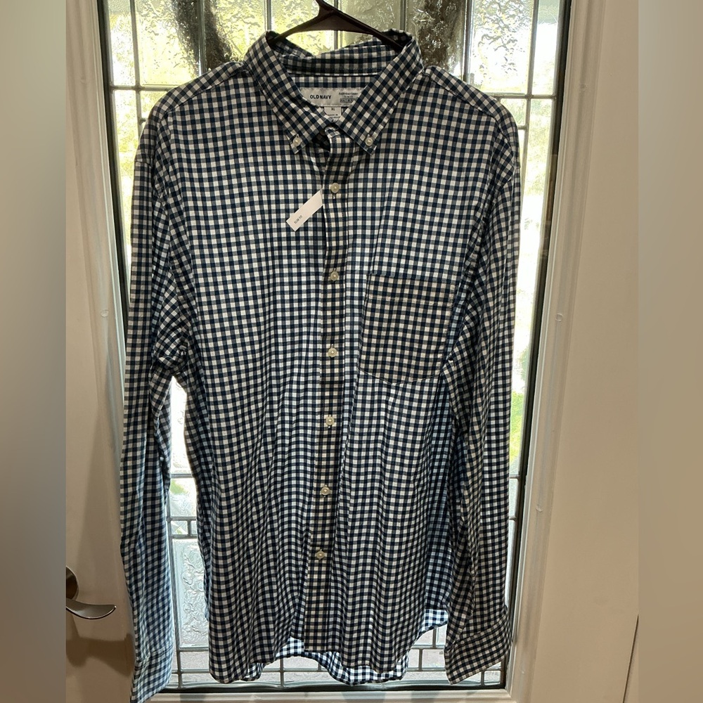 Old Navy Men’s Slim fit XL Blue and White Casual Button Down Shirt